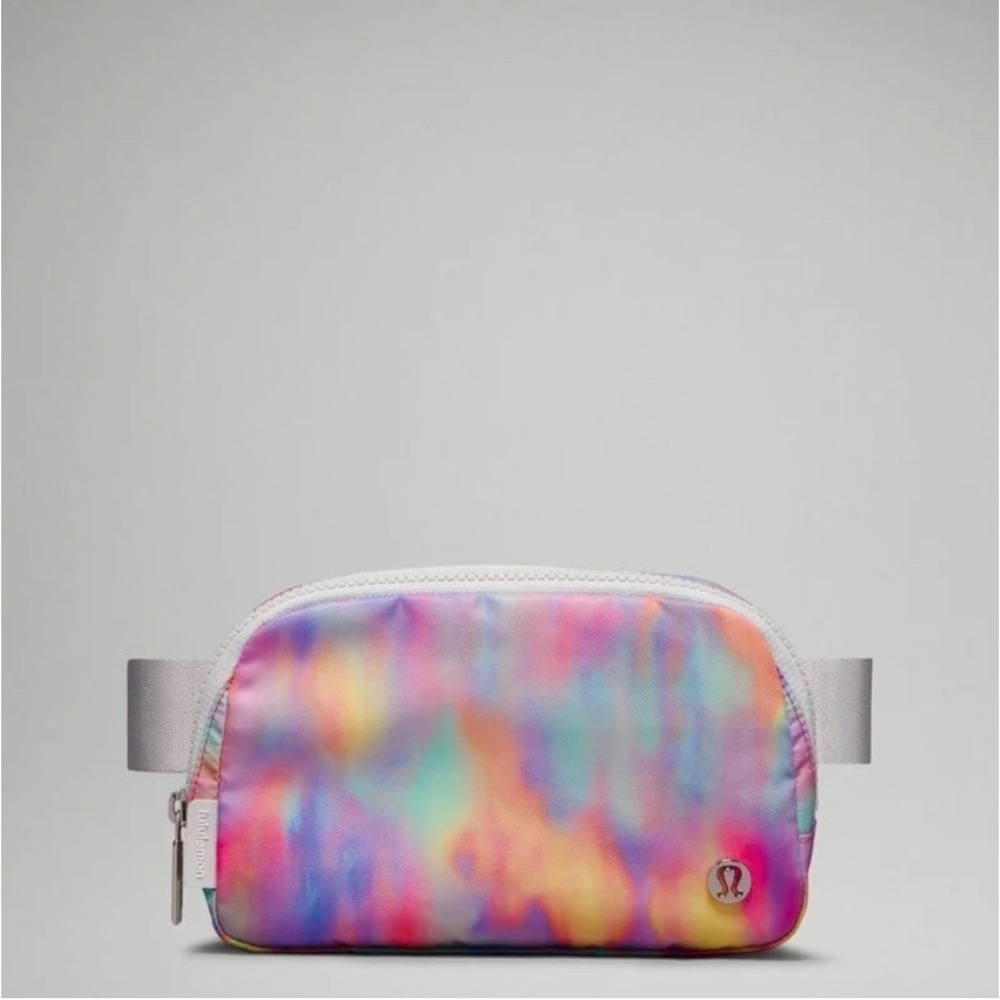 🦄🌈Lululemon Everywhere Belt Bag SOLD OUT Prism